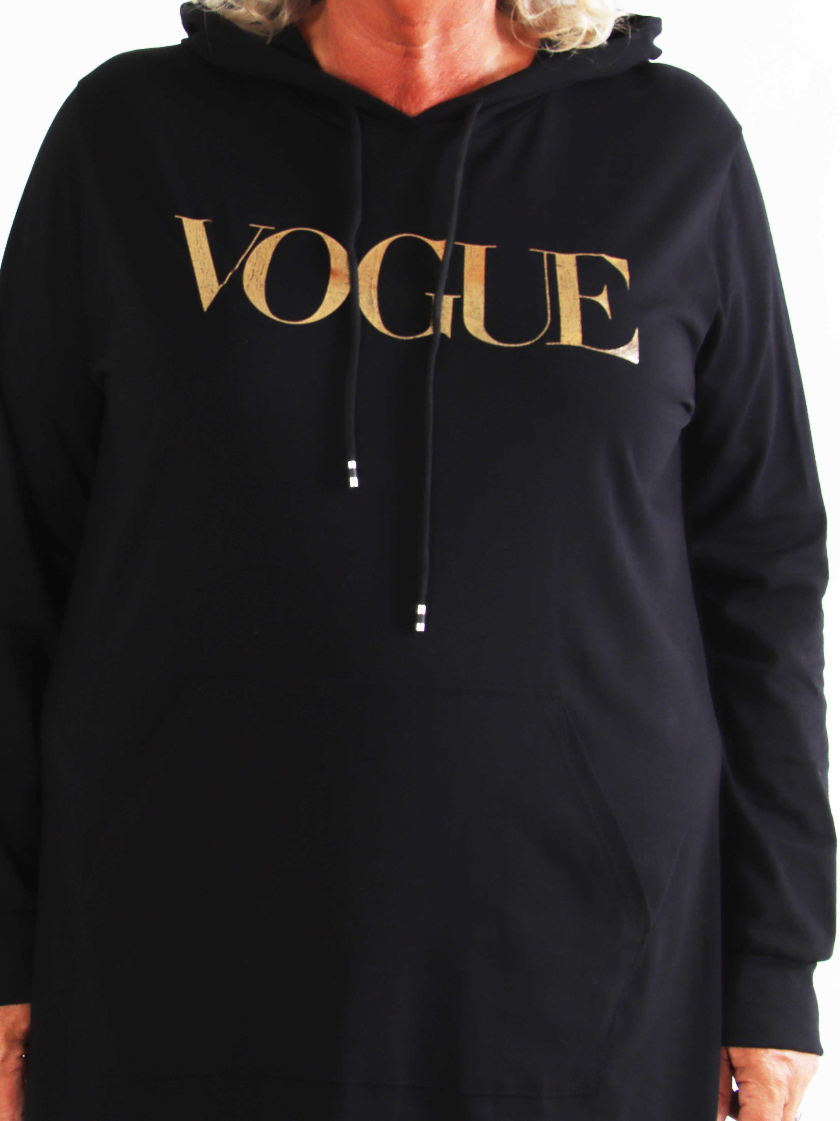 Violet - Lang og comfy hoodiekjole i blød bomuld med VOGUE i flot guldprint